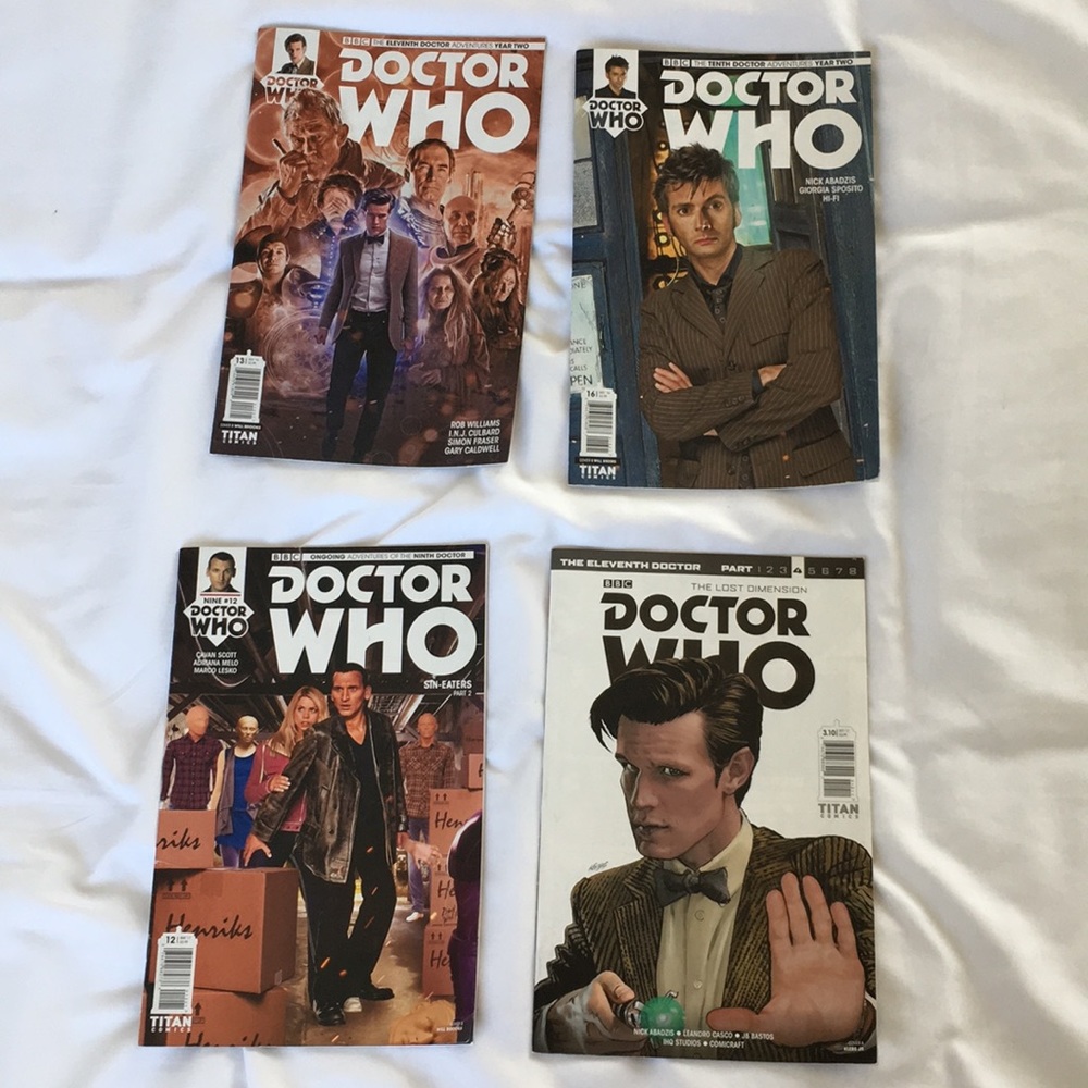 • DOCTOR WHO COMIC BOOK BUNDLE •
